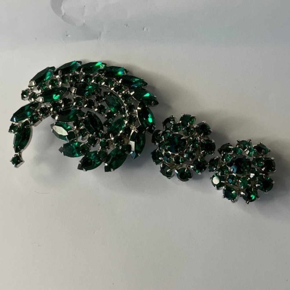 Kramer Brooch and Clip On Earrings Set Emerald Green Rhinestone Vintage - Picture 4 of 7